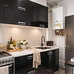 Apartman Bright Designer 1br With Balcony & Wifi