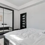 Bright Designer 1br With Balcony & Wifi