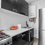 Bright Designer 1br With Balcony & Wifi