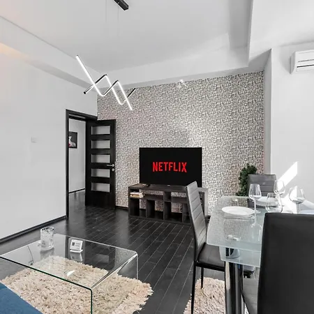 Bright Designer 1br With Balcony & Wifi